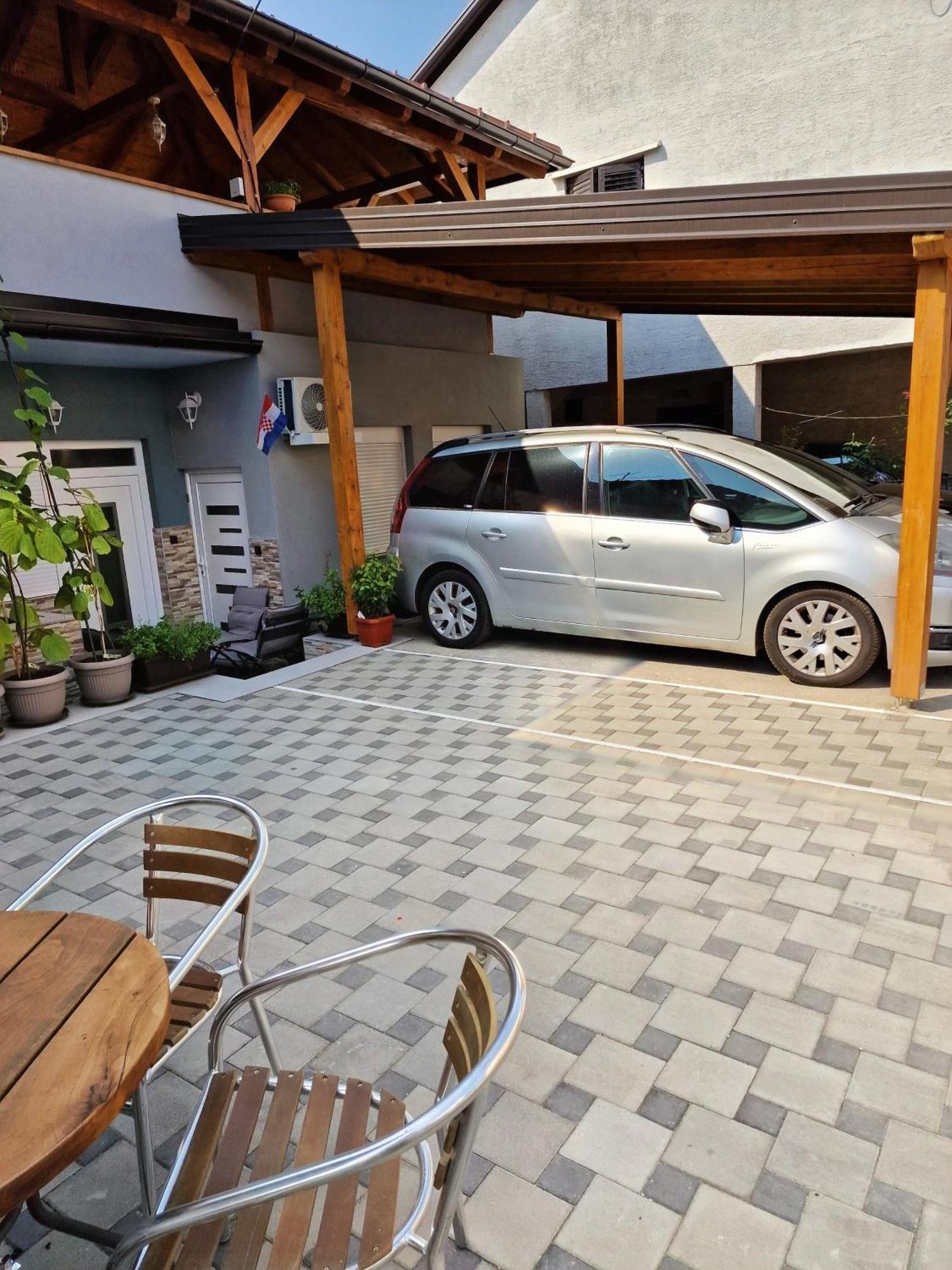 Studio Apartman Lorena Apartment Zagreb Ngoại thất bức ảnh